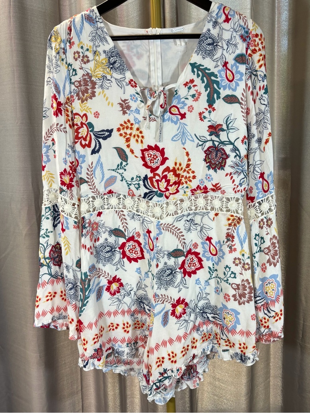 Boho Sea Gypsies Romper L White Lined Floral Lace Accent Bell Sleeves Festival